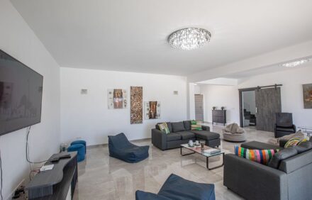 Stylish 6BR Villa by Fig Tree Bay IVRGA98