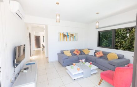 Modern 4BR Retreat by Fig Tree Bay Paradise IVRMY5