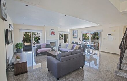 Stylish 4 BR Retreat by Fig Tree Bay IVRDV1
