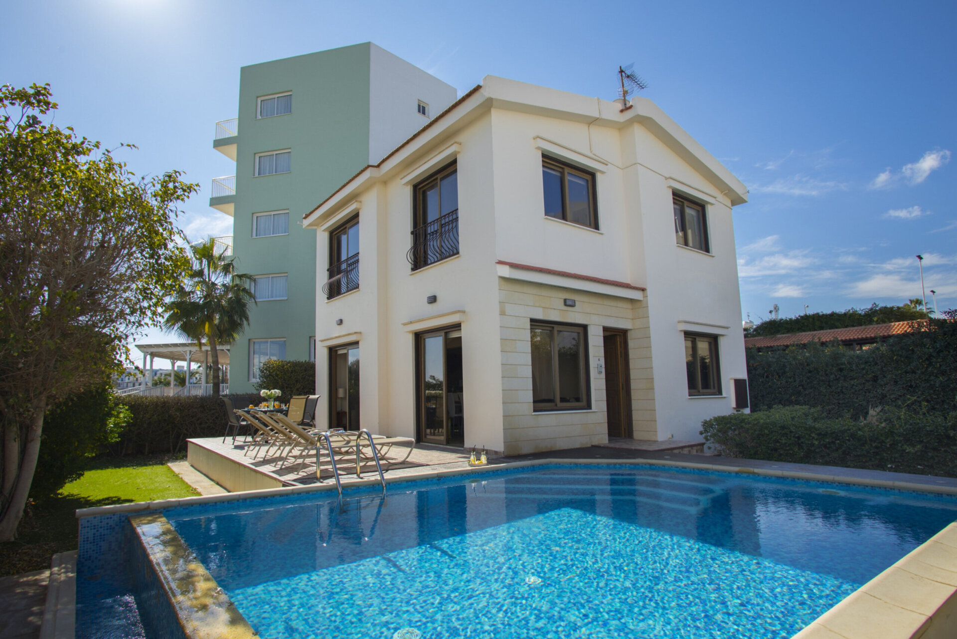 Modern Villa Steps from Fig Tree Bay RVC303051