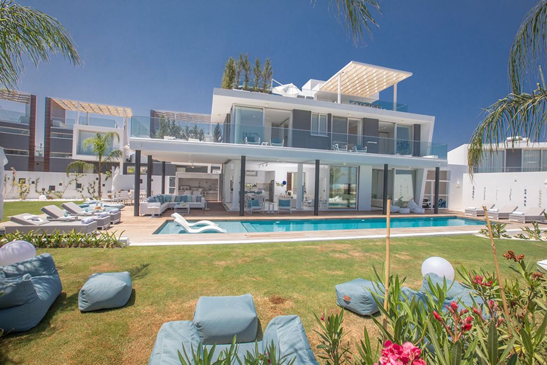 Tranquil 4BR Villa Near Konnos Bay Serenity IVROL3